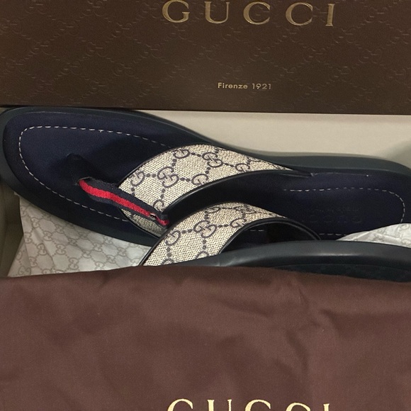 Gucci GG Supreme Men’s Flip Flop Thong Sandals - Picture 5 of 13